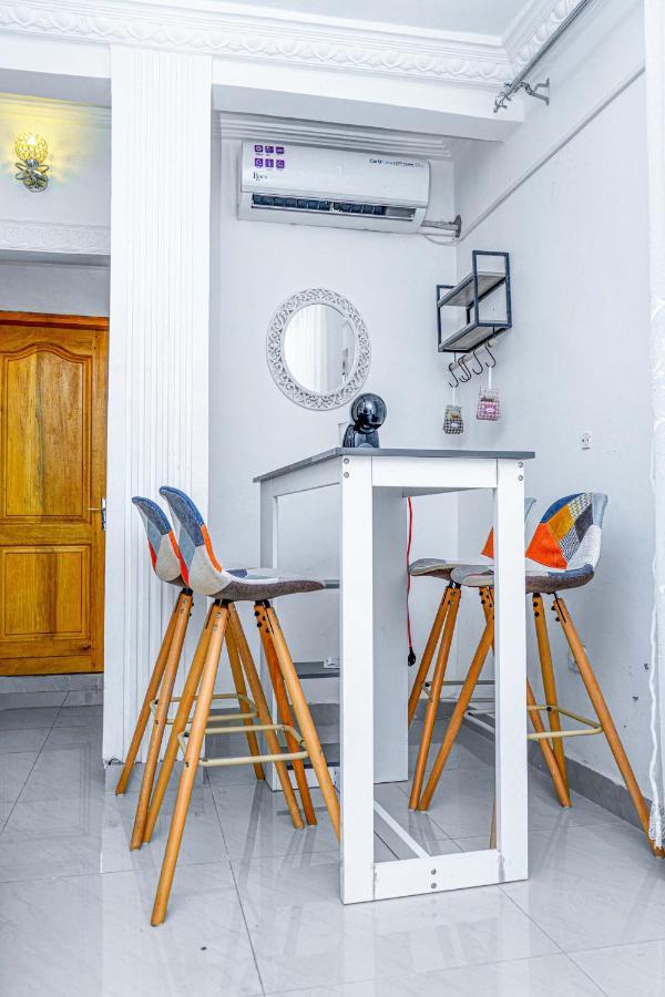 Naiveli-Palm Appartement Meuble Sobre Et Chic Douala Kültér fotó